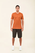 Lade das Bild in den Galerie-Viewer, Model Front: Uv Line T-Shirts Für Herren T-Shirt Sport Fit Caramelo Upf50+
