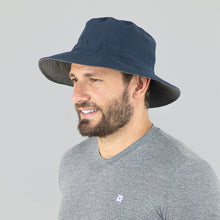 Lade das Bild in den Galerie-Viewer, Model Front: Uv Line Eimerhut Hat Australia Nac Masc Navy Blue Lead Upf50+
