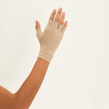 Lade das Bild in den Galerie-Viewer, Model Back: Uv Line Handschuhe Short Gloves Uni Chocolate Upf50+
