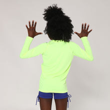 Lade das Bild in den Galerie-Viewer, Model Back: Uv Line Rashguard Camiseta Uvlight Amarelo Fluor Spf50+
