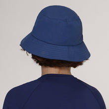 Lade das Bild in den Galerie-Viewer, Model Back: Uv Line Eimerhut Hat Basic Kids Inf Navy Blue Upf50+
