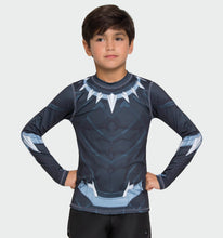 Lade das Bild in den Galerie-Viewer, Model Front: Uv Line Rashguard Acqua Pantera Negra V20 Ml Inf Estampa
