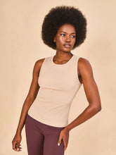 Lade das Bild in den Galerie-Viewer, Gallery: Uv Line Fitness-Top Regata Fem Ribbed Sand Upf50+
