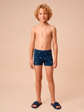 Lade das Bild in den Galerie-Viewer, Model Front: Uv Line Jungen-Badehose Swim Trunks Kids Pirates Fun Upf50+
