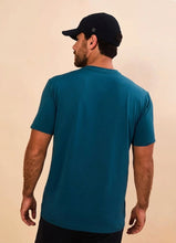 Lade das Bild in den Galerie-Viewer, Model Back: Uv Line T-Shirts Für Herren T-Shirt New Fit Masc Petroleo Upf50+
