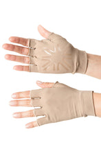Lade das Bild in den Galerie-Viewer, Model Front: Uv Line Handschuhe Short Gloves Uni Chocolate Upf50+
