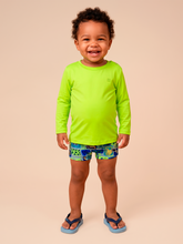 Lade das Bild in den Galerie-Viewer, Model Front: Uv Line Rashguard Longsleeve Baby Yellow Fluor Upf50+

