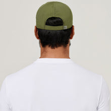 Lade das Bild in den Galerie-Viewer, Model Back: Uv Line Mützen Cap Uv Pro Masc Green Militar Upf50+
