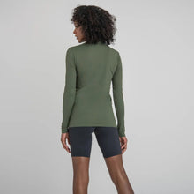 Lade das Bild in den Galerie-Viewer, Model Back: Uv Line Rashguard Longsleeve Uvpro Fem Verde Militar Upf50+
