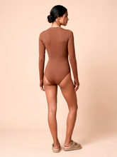 Lade das Bild in den Galerie-Viewer, Model Back: Uv Line Badeanzug Long Sleeve Swimsuit Macae Brown Upf50+
