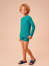 Lade das Bild in den Galerie-Viewer, Model Front: Uv Line Rashguard Longsleeve Uvpro Kids Green Sea Upf50+
