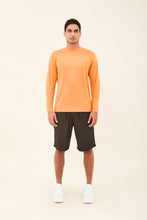 Lade das Bild in den Galerie-Viewer, Model Front: Uv Line Rashguard Longsleeve Uvpro Masc Orange Upf50+
