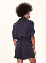Lade das Bild in den Galerie-Viewer, Model Back: Uv Line Fitness-Shorts Shorts Fem Basic Black Upf50+
