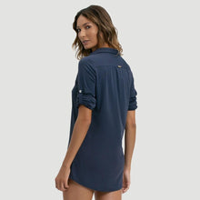 Lade das Bild in den Galerie-Viewer, Model Back: Uv Line Strandkleid Shirtdress Copenhagen Fem Navy Blue Upf50+
