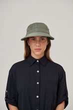 Lade das Bild in den Galerie-Viewer, Model Front: Uv Line Mützen Visor Nice Fem Militar Green Upf50+

