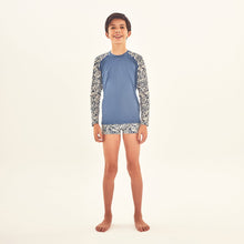 Lade das Bild in den Galerie-Viewer, Model Front: Uv Line Rashguard Rash Guard Kids Costela Aco Off White Upf50+
