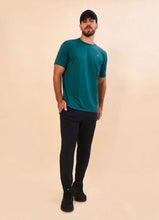 Lade das Bild in den Galerie-Viewer, Model Front: Uv Line T-Shirts Für Herren T-Shirt New Fit Masc Petroleo Upf50+

