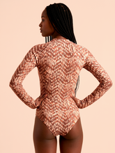 Lade das Bild in den Galerie-Viewer, Model Back: Uv Line Badeanzug Long Sleeve Swimsuit Macae Tie Dye Pitanga Upf50+
