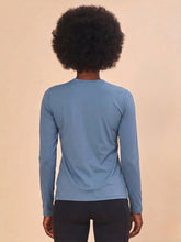 Lade das Bild in den Galerie-Viewer, Model Back: Uv Line Rashguard Longsleeve Uvpro Indigo Upf50+
