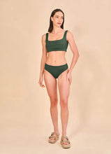 Lade das Bild in den Galerie-Viewer, Model Front: Uv Line Set Set Fit Color Green Cactus Upf50+
