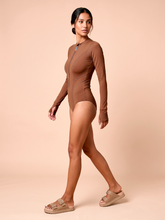 Lade das Bild in den Galerie-Viewer, Image 03: Uv Line Badeanzug Long Sleeve Swimsuit Macae Brown Upf50+
