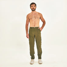 Lade das Bild in den Galerie-Viewer, Model Front: Uv Line Fitness-Shorts Chelsea Verde Militar Upf50+
