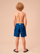 Lade das Bild in den Galerie-Viewer, Model Back: Uv Line Jungen-Badehose Shorts Acqua Kids Pirates Fun Upf50+
