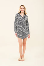 Lade das Bild in den Galerie-Viewer, Model Front: Uv Line Hemdblusenkleid Shirtdress Dalia Marinho Upf50+
