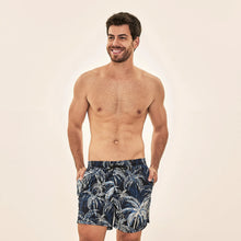 Lade das Bild in den Galerie-Viewer, Model Front: Uv Line Badeshorts Short Acqua Coqueiros Marinho Upf50+
