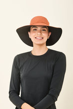 Lade das Bild in den Galerie-Viewer, Model Front: Uv Line Schlapphut San Diego Preto Caramelo Upf50+
