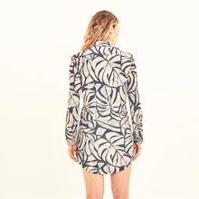 Lade das Bild in den Galerie-Viewer, Model Back: Uv Line Hemdblusenkleid Shirtdress Costela Aco Off White Upf50+
