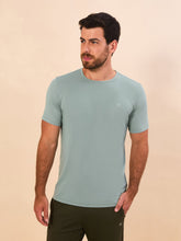 Lade das Bild in den Galerie-Viewer, Model Front: Uv Line T-Shirts Für Herren T-Shirt New Fit Masc Verde Agua Upf50+
