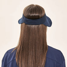 Lade das Bild in den Galerie-Viewer, Model Back: Uv Line Visor Visor Bali Fem Navy Light Blue Upf50+
