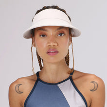 Lade das Bild in den Galerie-Viewer, Model Front: Uv Line Visor Visor Leblon Sand Upf50+
