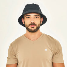 Lade das Bild in den Galerie-Viewer, Model Front: Uv Line Eimerhut Hat Toronto Colors Masc Black Upf50+
