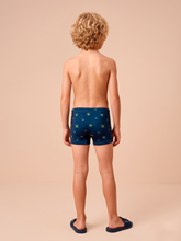 Lade das Bild in den Galerie-Viewer, Model Back: Uv Line Jungen-Badehose Swim Trunks Kids Pirates Fun Upf50+
