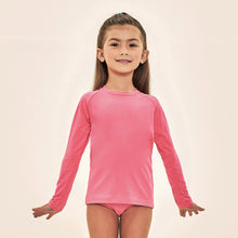 Lade das Bild in den Galerie-Viewer, Model Front: Uv Line Rashguard Acqua Qr Code Chiclete Fluor Upf50+
