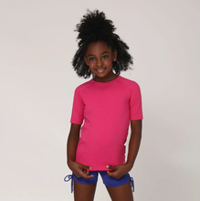 Lade das Bild in den Galerie-Viewer, Model Front: Uv Line Rashguard Camiseta Kids Uvpro Mc Pink Upf50+

