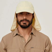 Lade das Bild in den Galerie-Viewer, Model Front: Uv Line Legionärshut Neck Cap Africa 2021 Masc Sand Upf50+
