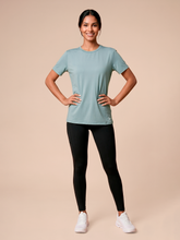 Lade das Bild in den Galerie-Viewer, Model Front: Uv Line Strandtop T-Shirt Uvpro Fem Green Water Upf50+
