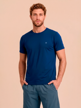Lade das Bild in den Galerie-Viewer, Model Front: Uv Line T-Shirts Für Herren T-Shirt Uvpro Masc Cobalt Upf50+
