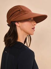 Lade das Bild in den Galerie-Viewer, Model Back: Uv Line Mützen Visor Capri Colors Nac Fem Coniac Upf50+
