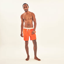 Lade das Bild in den Galerie-Viewer, Model Front: Uv Line Bermuda-Shorts Shorts Boxer Orange Upf50+
