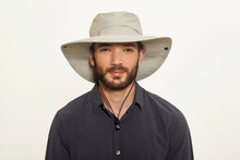 Lade das Bild in den Galerie-Viewer, Model Front: Uv Line Schlapphut Hat Safari L Masc Sand Upf50+
