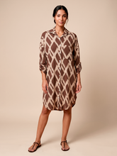 Lade das Bild in den Galerie-Viewer, Model Front: Uv Line Hemdblusenkleid Shirtdress Ipanema Diamond Upf50+
