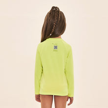 Lade das Bild in den Galerie-Viewer, Model Back: Uv Line Rashguard Acqua Qr Code Amarelo Fluor Upf50+
