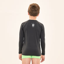 Lade das Bild in den Galerie-Viewer, Model Back: Uv Line Rashguard Acqua Qr Code Preto Upf50+

