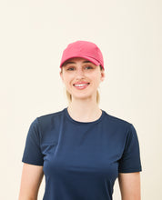 Lade das Bild in den Galerie-Viewer, Model Front: Uv Line Mützen Beach Tennis Cap Fuchsia Upf50+

