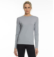 Lade das Bild in den Galerie-Viewer, Model Front: Uv Line Rashguard Camiseta Uvpro Ml Cinza Upf50+
