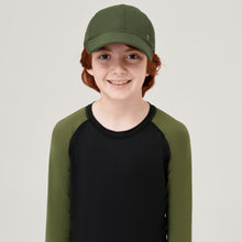 Lade das Bild in den Galerie-Viewer, Model Front: Uv Line Mützen Cap Teen Colors Verde Militar Upf50+
